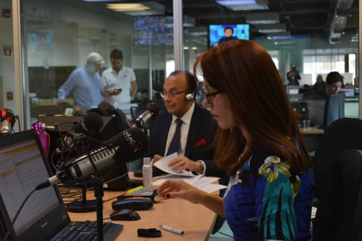 Tras dos décadas de estar inundando de humor a los colombianos, el admirado periodista se retira de La Luciérnaga, vea como desarrolla su último programa.