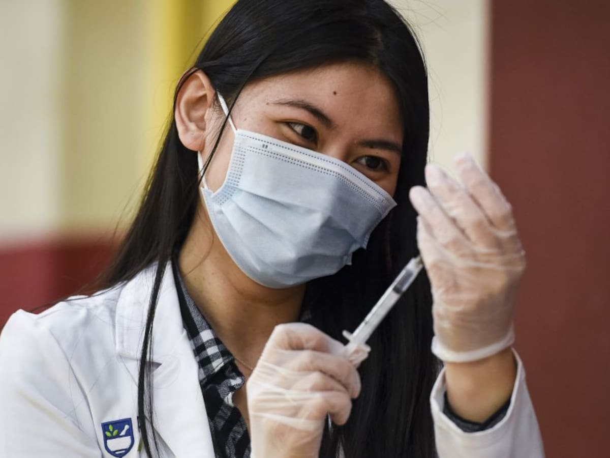 Gobierno estima aplicar refuerzo contra la COVID-19 a toda la población