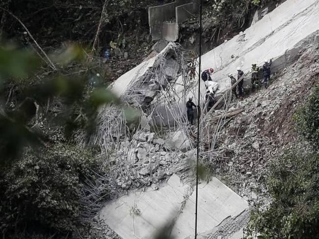 Con pedazos de cemento Fiscalía investiga colapso del puente en Chirajara