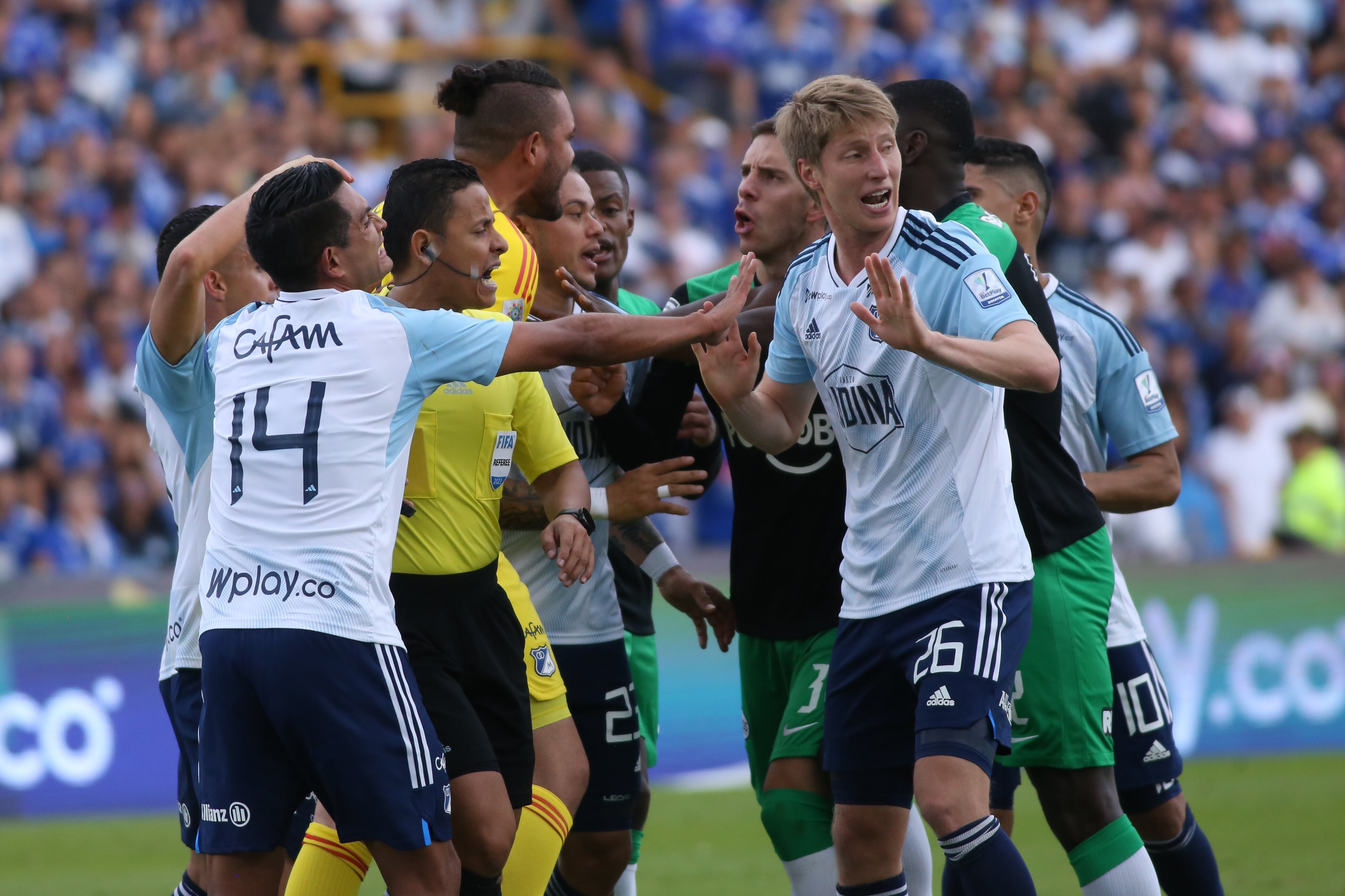 Los jugadores de Millonarios le reclaman a Juan Felipe Aguirre tras su agresión sobre Larry Vásquez. (Photo by Daniel Garzon Herazo/NurPhoto via Getty Images)