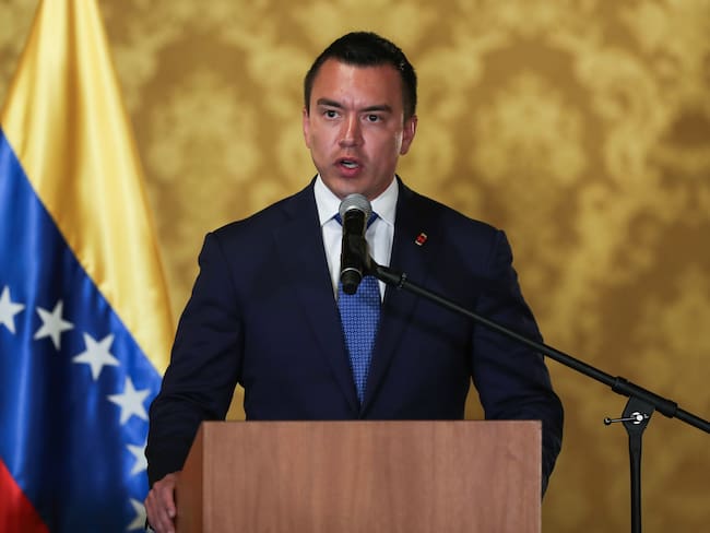 AME4698. BOGOTÁ (COLOMBIA), 23/05/2025.- Fotografía de archivo del 28 de enero de 2025 del presidente de Ecuador, Daniel Noboa, hablando en el Palacio de Gobierno en Quito (Ecuador). Noboa, el presidente más joven de Latinoamérica y de la historia democrática de Ecuador, iniciará este sábado un nuevo mandato (2025-2029) convencido en poder marcar una época para el país, tras haber pasado en apenas año y medio de ser un 'outsider' de la política a consolidarse como un líder de "mano dura", tildado de autoritario por sus adversarios, y capaz de tomar con firmeza medidas polémicas e impopulares sin temor a las consecuencias. EFE/ José Jácome