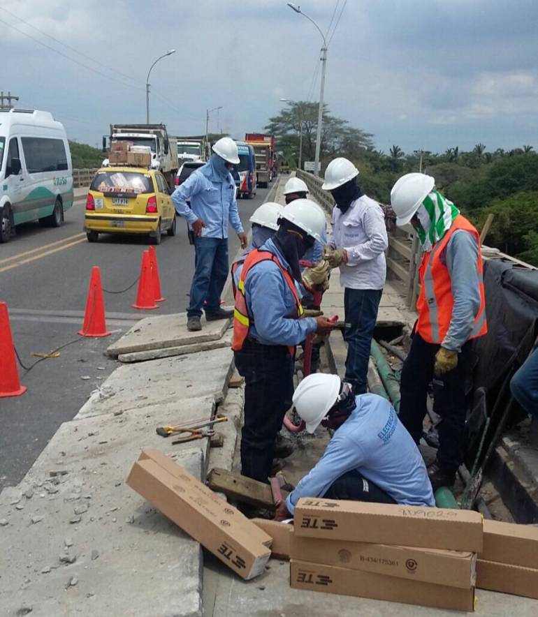 Técnicos de la empresa Electricaribe reparaban, el viernes, el daño que dejó sin fluido al corregimiento de Palermo.
