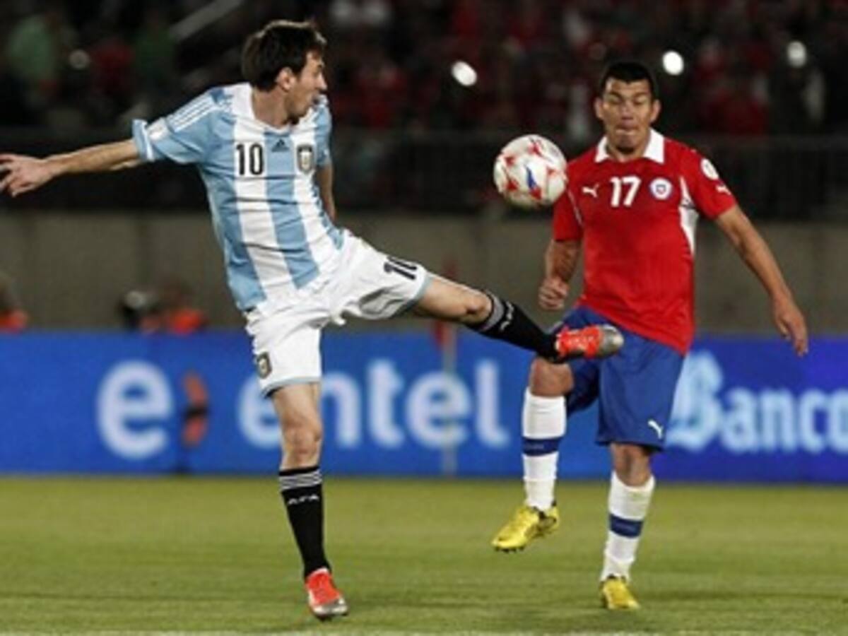 Argentina venció 2-1 a Chile en Santiago y se mantiene líder de las Eliminatorias