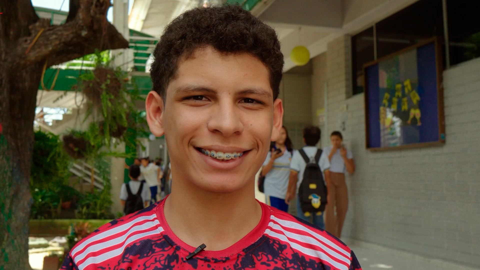 Gerónimo Pinto, estudiante en el espectro autista del colegio María Cano, en Barranquilla, explica que recibe acompañamiento tanto por parte de sus profesores, como de sus compañeros de clase. | Foto: Caracol Radio