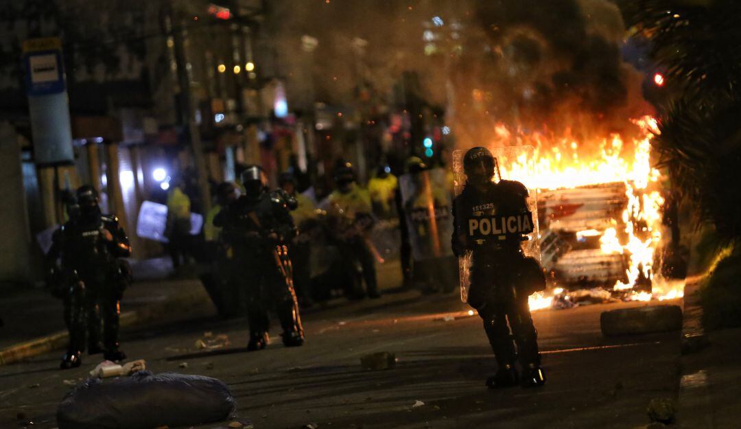 Bogotá. 10 de Septiembre del 2020. Manifestación en el CAI de Villa Luz tras el presunto homicidio de Javier Ordóñez por parte de la Policía Nacional. (Colprensa - Álvaro Tavera)