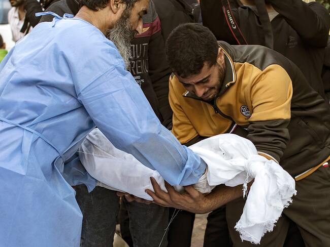 -FOTODELDIA- KHAN YOUNIS (GAZA), 18/11/2023.- Familiares de palestinos muertos en un ataque aéreo nocturno del ejército israelí contra una casa en el sur de Gaza, trasladan el cadáver de uno de ellos en el hospital Nasser en Khan Younis, en el sur de la Franja de Gaza, este sábado. Más de 11.400 palestinos y al menos 1.200 israelíes han muerto, según las Fuerzas de Defensa de Israel (FDI) y la autoridad sanitaria palestina, desde que militantes de Hamás lanzaron un ataque contra Israel desde la Franja de Gaza el 7 de octubre, que dio lugar a las operaciones israelíes en Gaza y Cisjordania. EFE/ Haitham Imad
