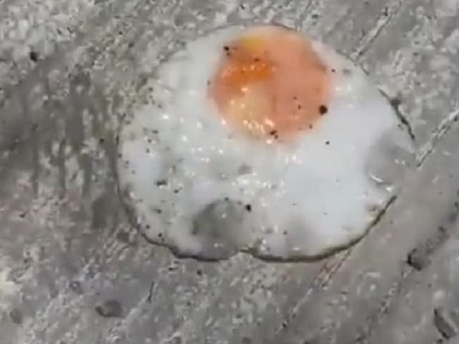 ¡Fritan huevo en el pavimento por altas temperaturas en Barranquilla!