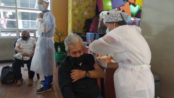 Adultos vacunados COVID y coordinadora punto vacunación