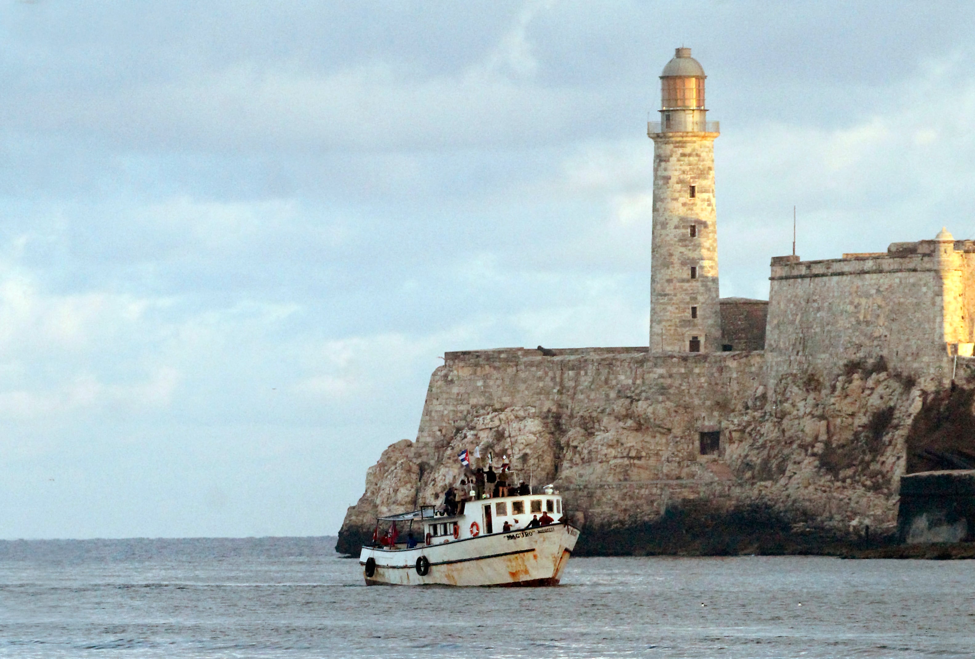 AME7023. LA HABANA (CUBA), 24/03/2026.- Integrantes del Convoy Nuestra América saludan a su llegada al puerto este martes, en La Habana (Cuba). El barco insignia del Convoy Nuestra América llegó a La Habana, tras cuatro días de navegación, con la mayor parte de la ayuda humanitaria recolectada por esta iniciativa solidaria con Cuba y crítica con el bloqueo petrolero de EE.UU. EFE/ Ernesto Mastrascusa