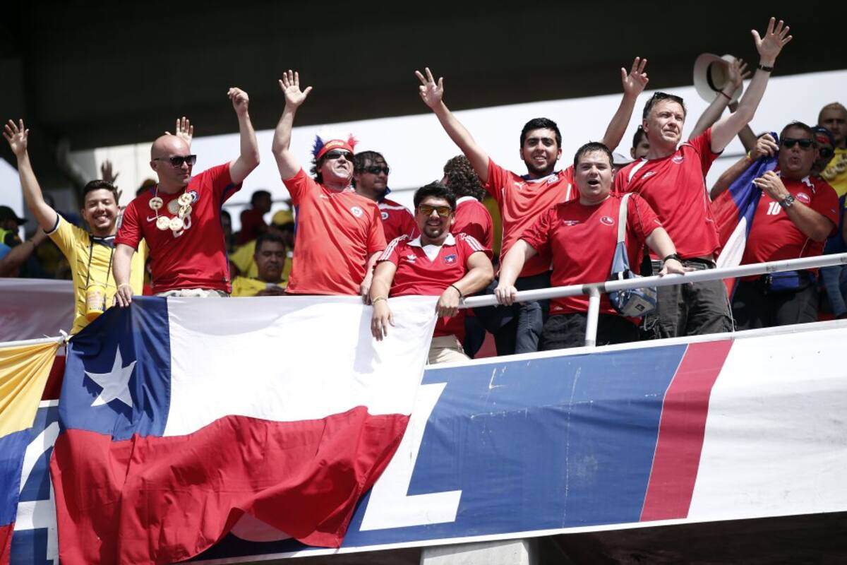 Los hinchas chilenos también están en las gradas apara alentar a su combinado nacional.