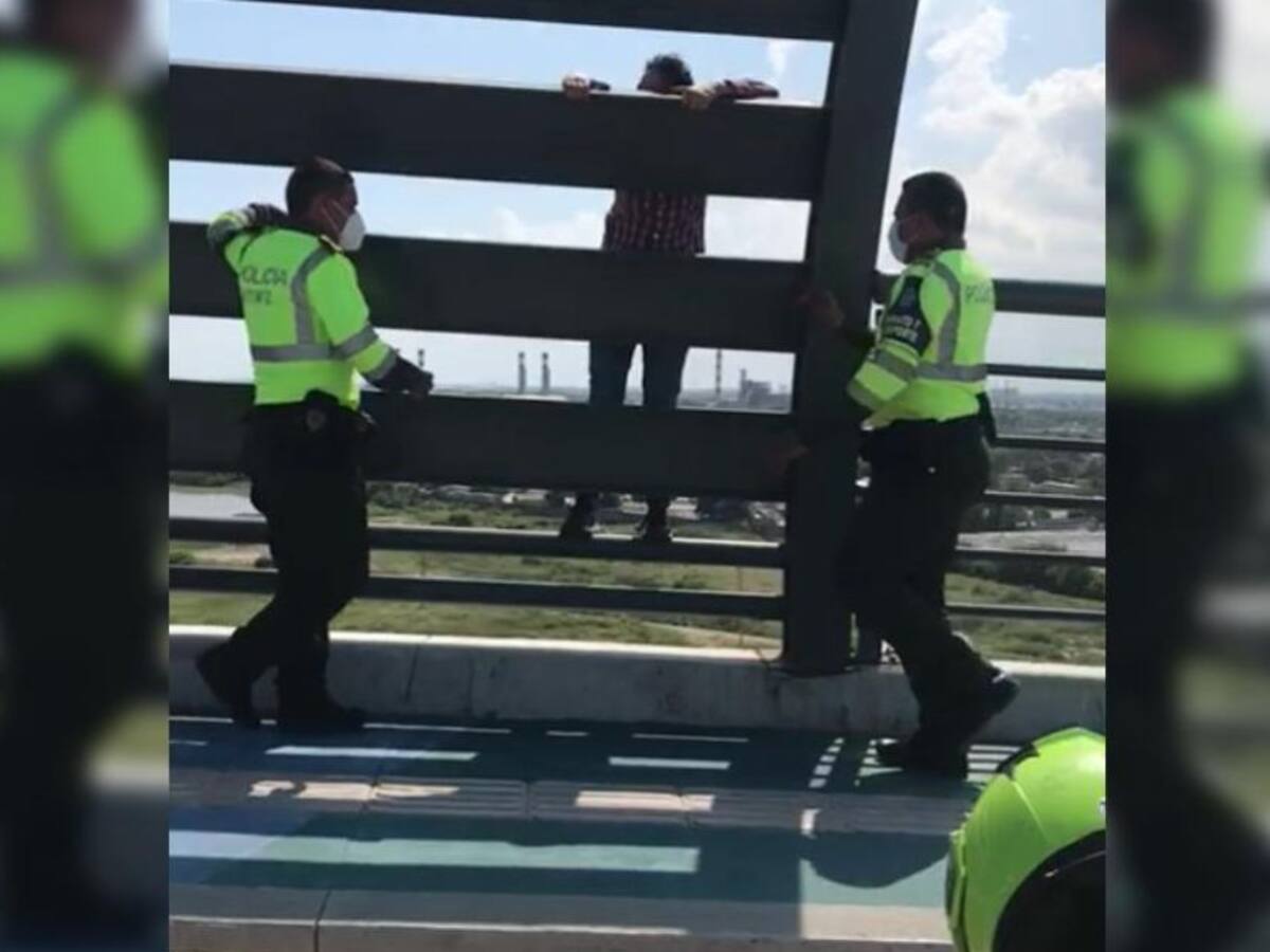 Policía rescata a mujer que amenazaba con lanzarse desde el Pumarejo