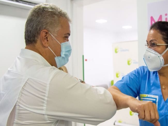 El presidente Iván Duque saluda a la médica Clara Inés Patiño, la primera en vacunarse en Montería.