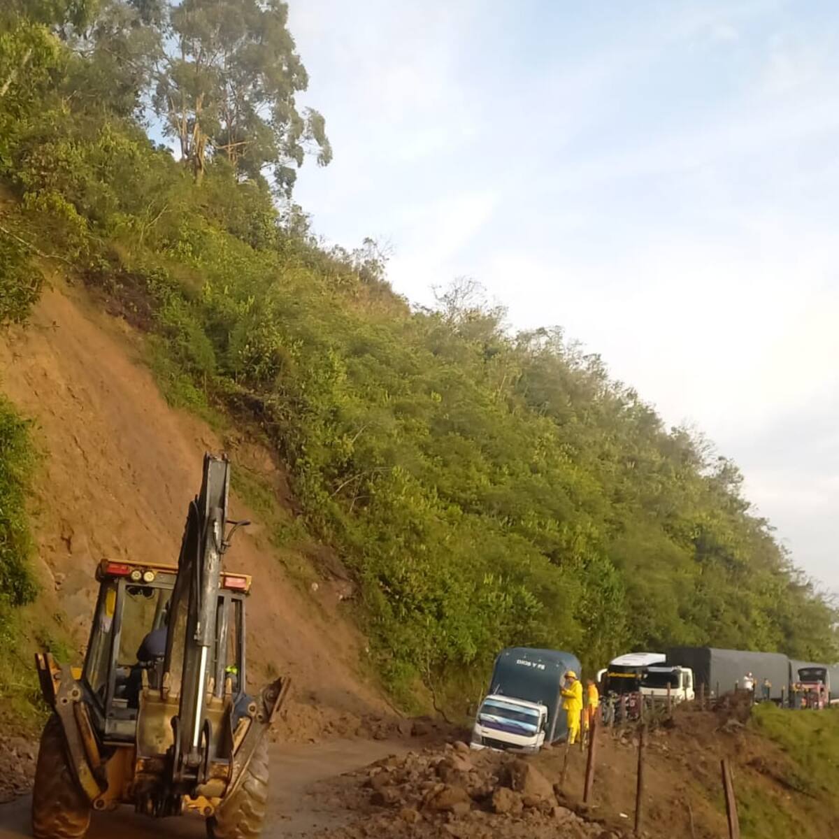 Lluvias originan deslizamientos de tierra en la vía Manizales- Bogotá a la altura de Padua