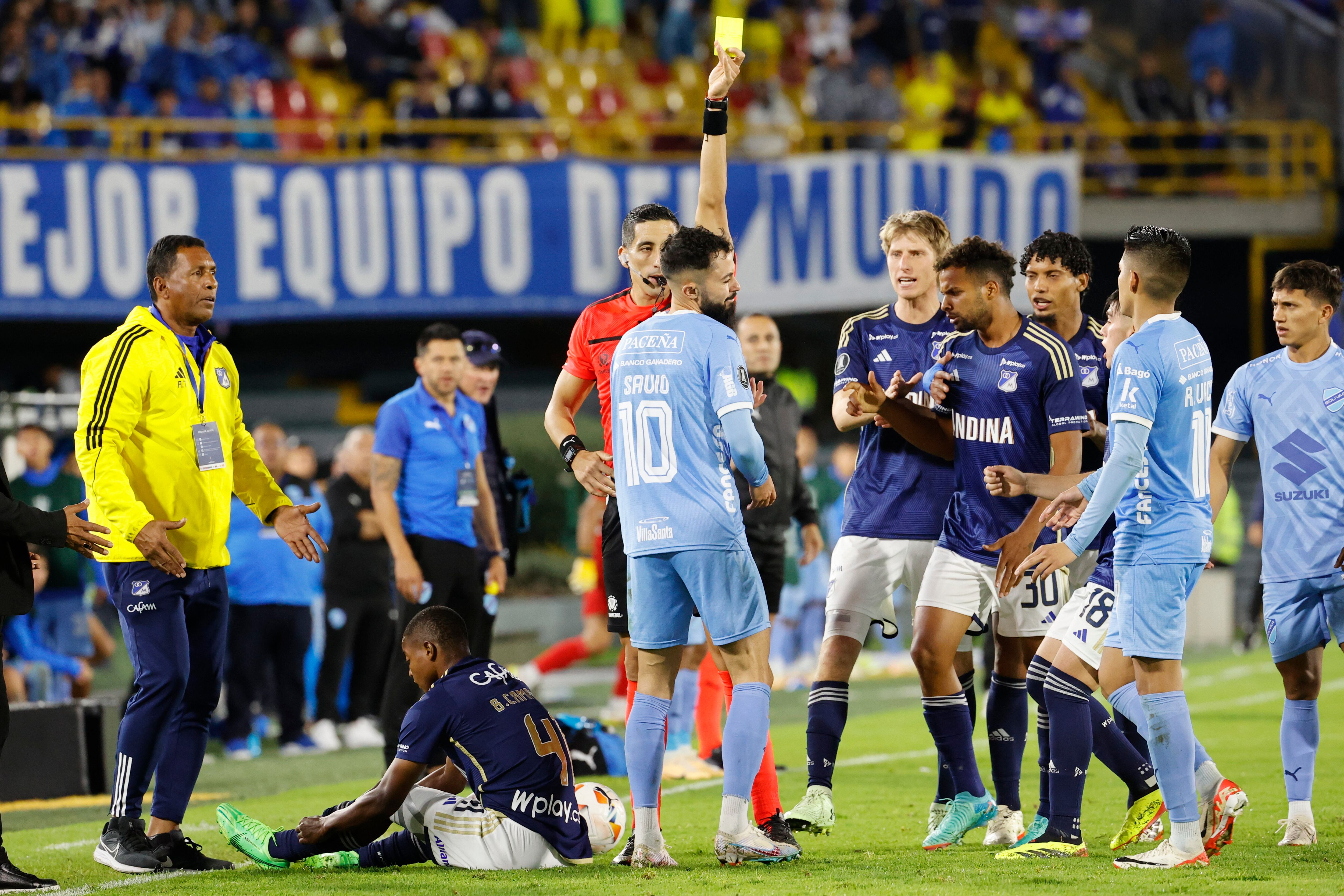 AMDEP1377. BOGOTÁ (COLOMBIA), 08/05/2024.- Bruno Sávio de Bolívar recibe tarjeta amarilla este miércoles, en un partido de fase de grupos de la Copa Libertadores entre Millonarios y Bolívar en el estadio El Campín en Bogotá (Colombia). EFE/ Mauricio Dueñas Castañeda