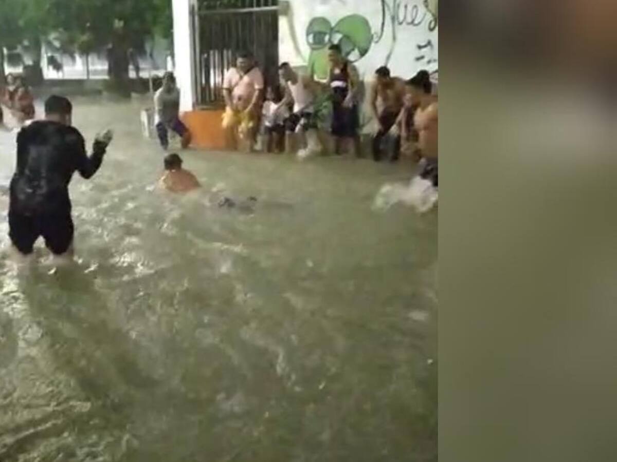 Aguacero deja inundaciones en Las Flores