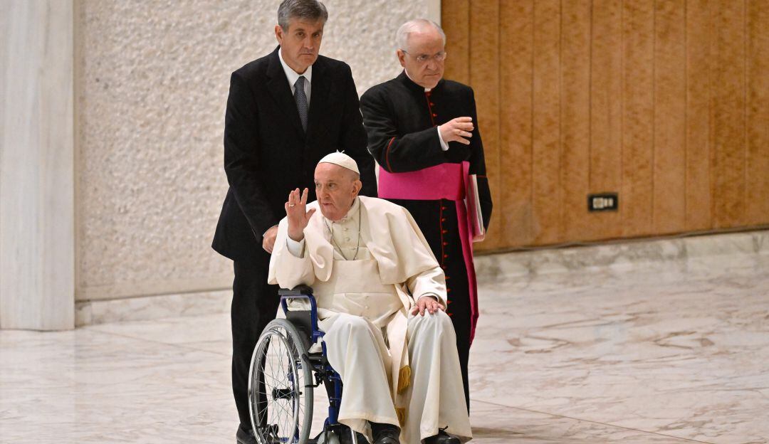 El papa Francisco ingresó al aula Pablo VI del Vaticano en silla de ruedas