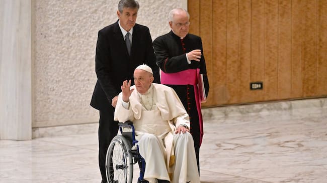 El papa Francisco ingresó al aula Pablo VI del Vaticano en silla de ruedas
