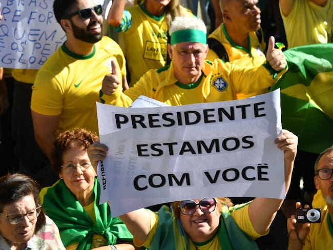 Bolsonaro recibe apoyo de brasileros en momentos de tensión