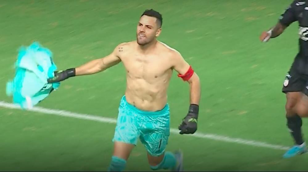 Sebastián Viera celebra quitándose la camiseta / Captura de pantalla transmisión oficial