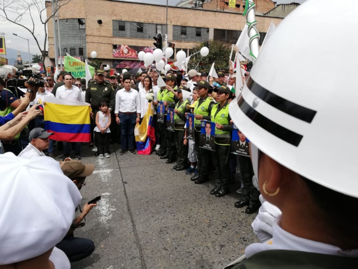 Minuto de silencio frente al Comando de la Policía Metropolitana de Medellín.