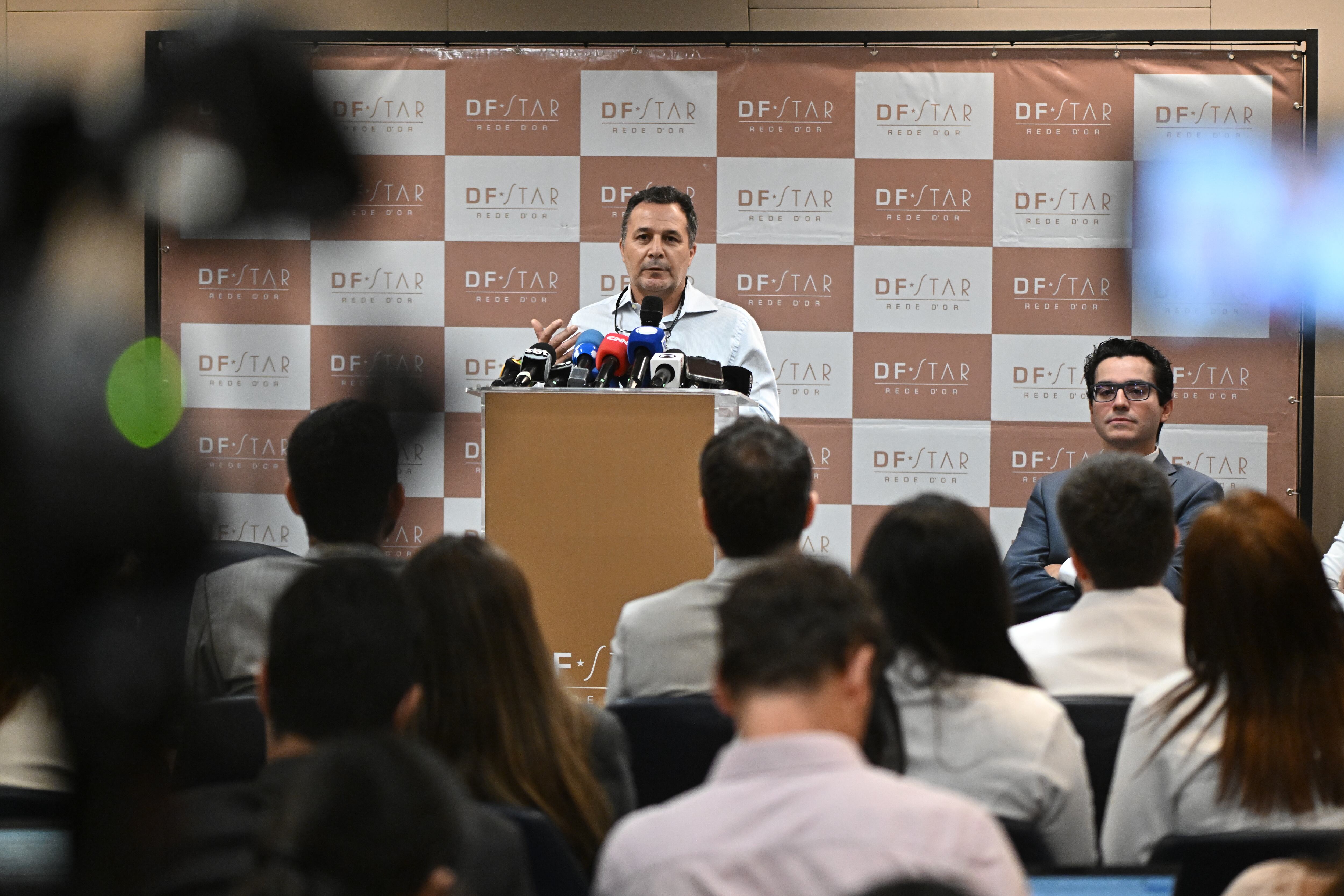 AME9423. BRASILIA (BRASIL), 14/04/2025.- El jefe del equipo quirúrgico, Cláudio Birolini, da declaraciones sobre el estado de salud del expresidente de Brasil Jair Bolsonaro este lunes, en Brasilia (Brasil). Bolsonaro evoluciona "muy bien" tras ser sometido el domingo a una larga operación del intestino, pero todavía no hay previsión para que sea dado de alta del hospital de Brasilia en el que se encuentra, informaron este lunes los médicos. EFE/ Andre Borges