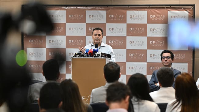 AME9423. BRASILIA (BRASIL), 14/04/2025.- El jefe del equipo quirúrgico, Cláudio Birolini, da declaraciones sobre el estado de salud del expresidente de Brasil Jair Bolsonaro este lunes, en Brasilia (Brasil). Bolsonaro evoluciona "muy bien" tras ser sometido el domingo a una larga operación del intestino, pero todavía no hay previsión para que sea dado de alta del hospital de Brasilia en el que se encuentra, informaron este lunes los médicos. EFE/ Andre Borges