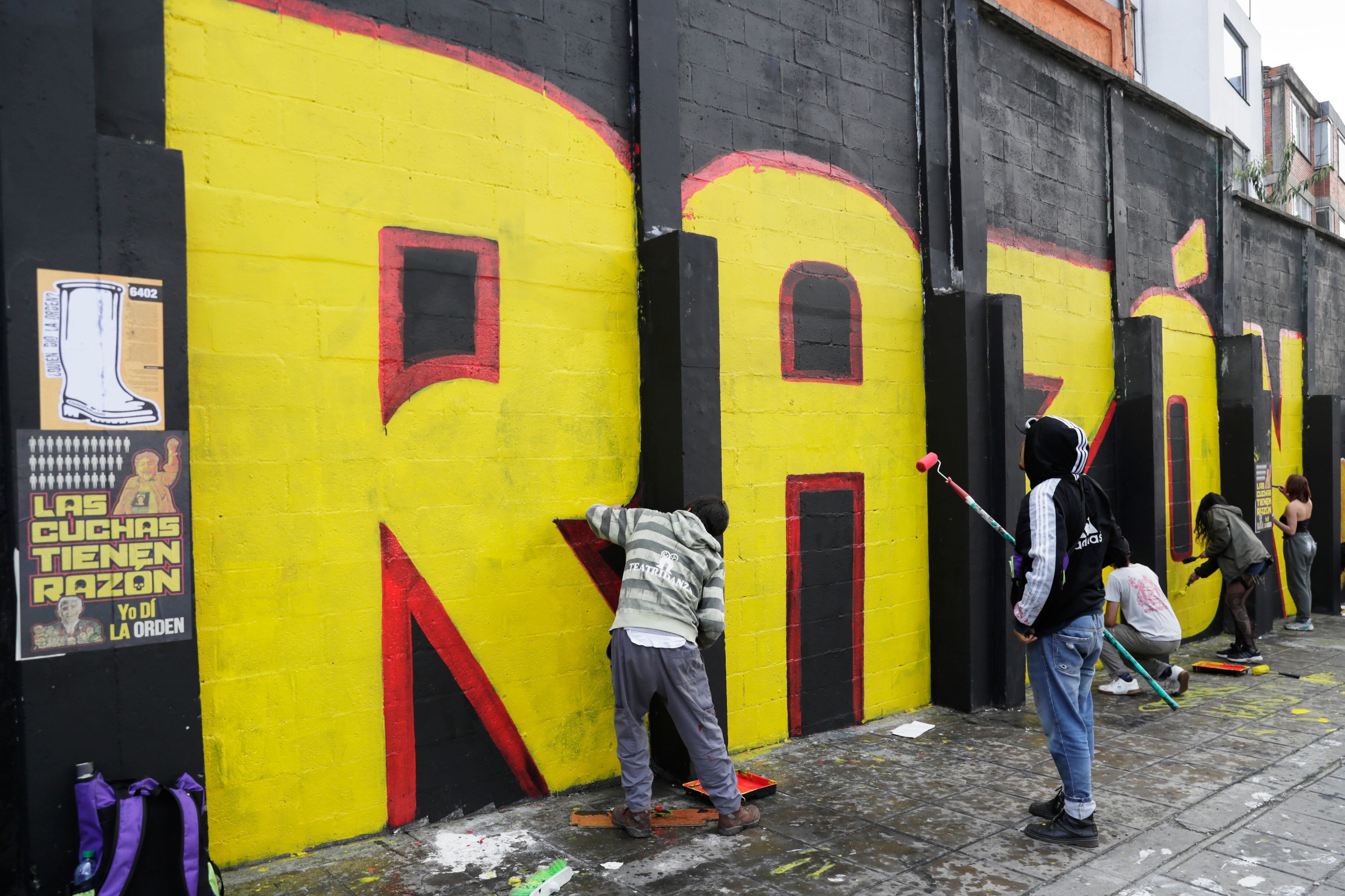 AME2048. BOGOTÁ (COLOMBIA), 17/01/2025.- Integrantes de colectivos artísticos pintan un grafiti este viernes, en Bogotá (Colombia). Colectivos artísticos pintaron un mural con la frase 'Las cuchas tienen razón', un homenaje a madres de víctimas del conflicto armado sobre el que se ha abierto una polémica porque esa misma imagen fue borrada de una pared de Medellín y luego la volvieron a pintar. EFE/ Carlos Ortega