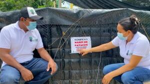Estanques con nombres de víctimas de la violencia