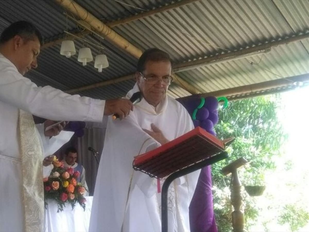 El rifirrafe entre el sacerdote Ramiro Arando y senadora María del Rosario Guerra