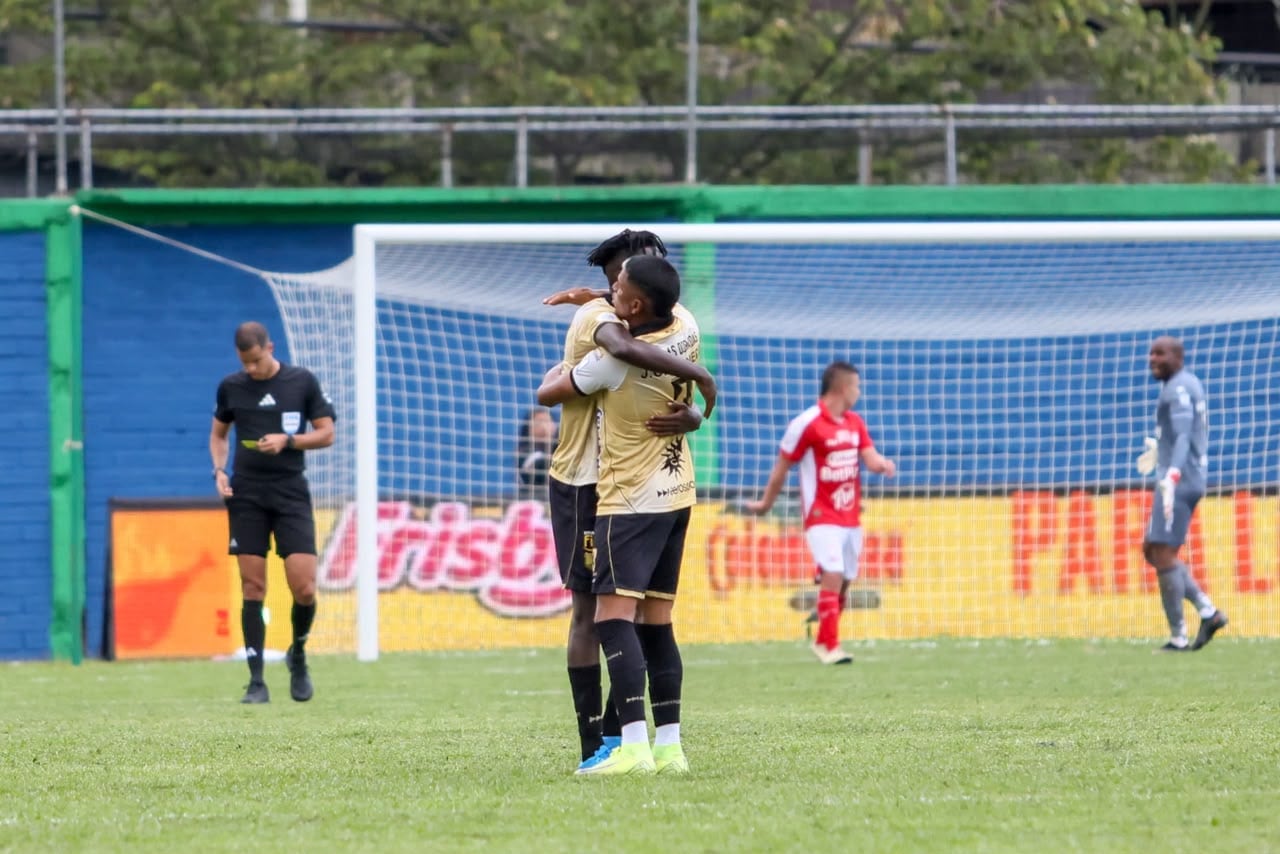 Santa Fe cayó 2-1 en su visita a Águilas Doradas / Colprensa.