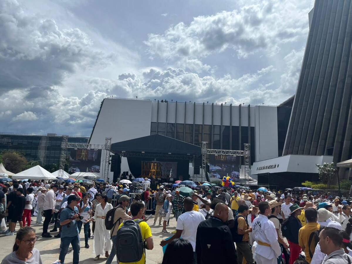 Simpatizantes de Petro se concentran en La Alpujarra en respaldo a la Paz Urbana