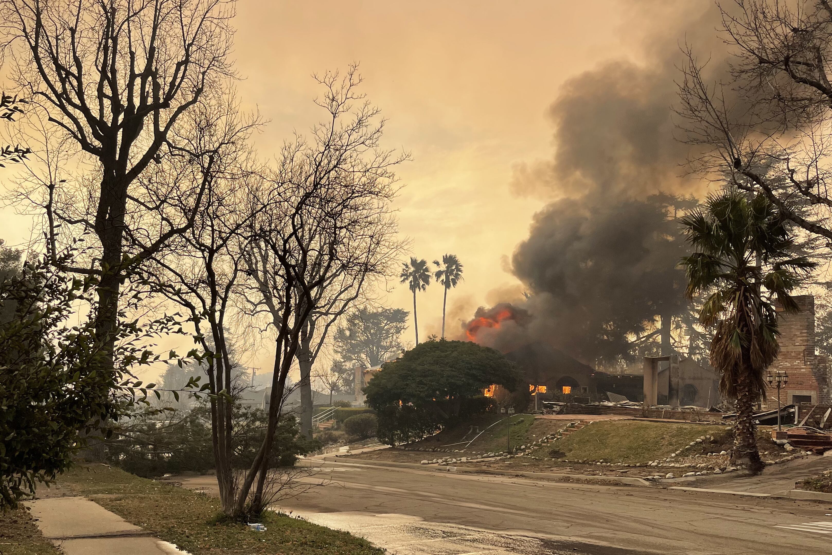  Fotografía de una casa en llamas en Altadena, California (Estados Unidos). 
 EFE/ Ana Milena Varón
