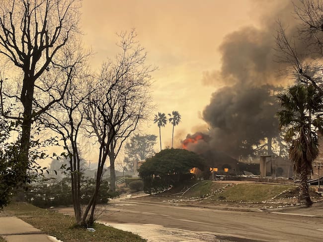 Fotografía de una casa en llamas en Altadena, California (Estados Unidos).
EFE/ Ana Milena Varón