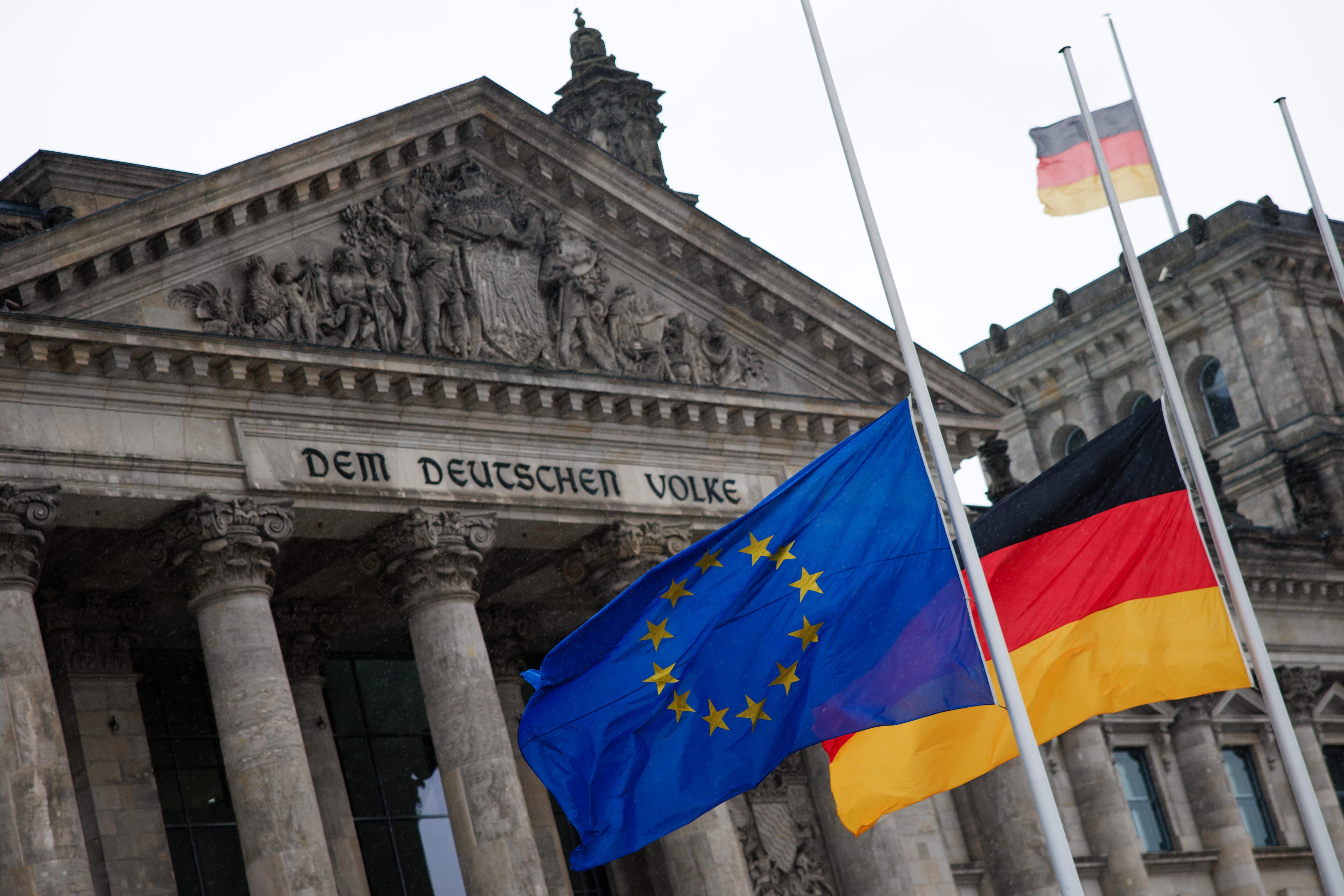 Berlin (Germany), 29/01/2025.- Flags of the European Union (L) and Germany (R) wave half-mast prior to a commemoration ceremony for the victims of the National Socialism at the German parliament 'Bundestag' in Berlin, Germany, 29 January 2025. German President Frank-Walter Steinmeier and Holocaust survivor from Odessa, Ukraine, Roman Schwarzman are expected to deliver speeches, during the commemorative event. (Alemania, Ucrania) EFE/EPA/CLEMENS BILAN