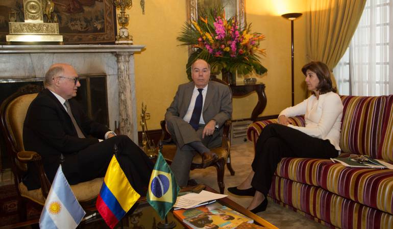 Los cancilleres de Argentina y Brasil visitaron a la canciller colombiana, María Ángela Holguín, para manifestar su intención de ayudar a solucionar la situación, mañana estarán con la diplomática venezolana, DelcyRodríguez.