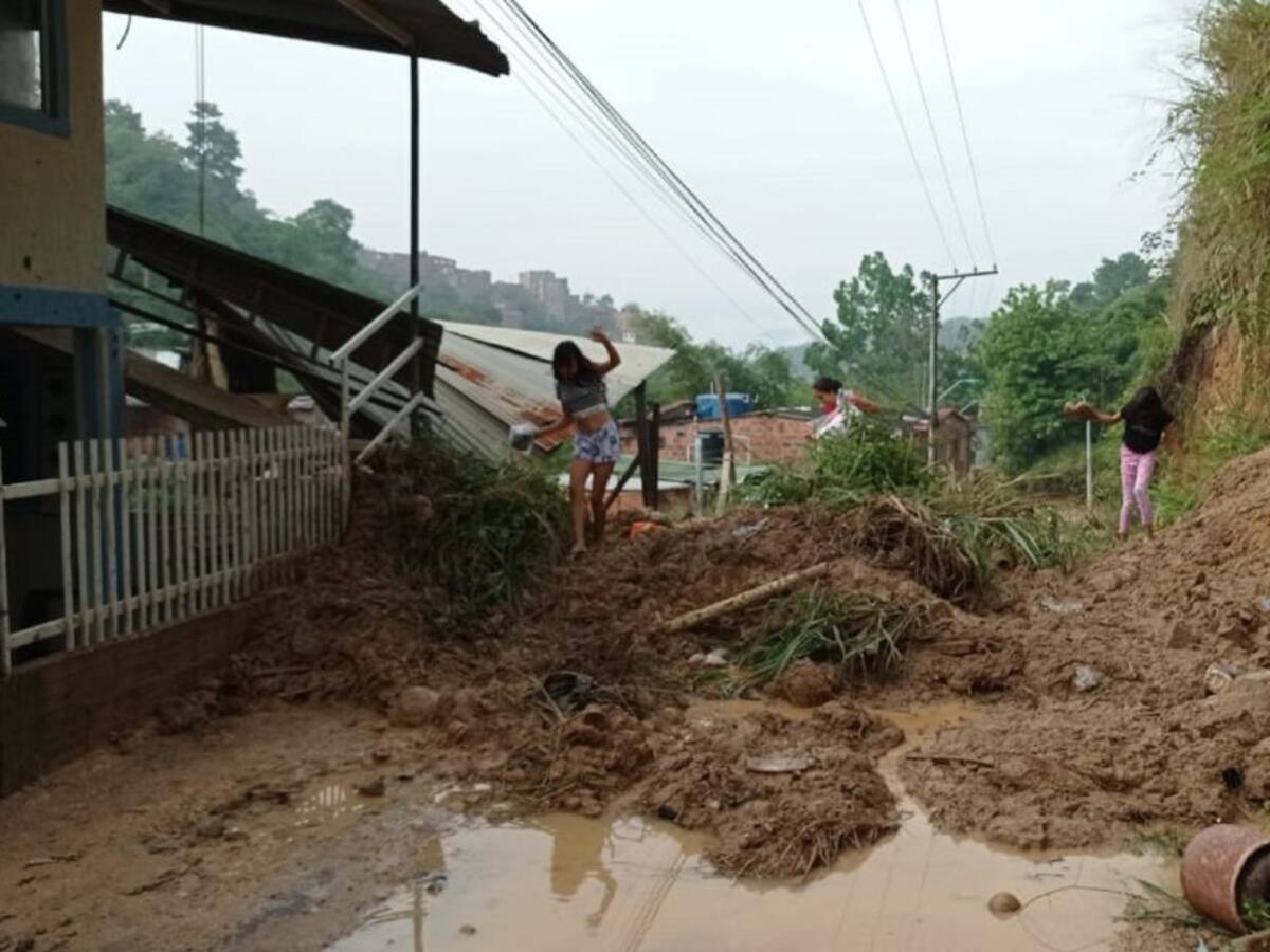 Avalancha afectó varias viviendas en el barrio Luz de Salvación