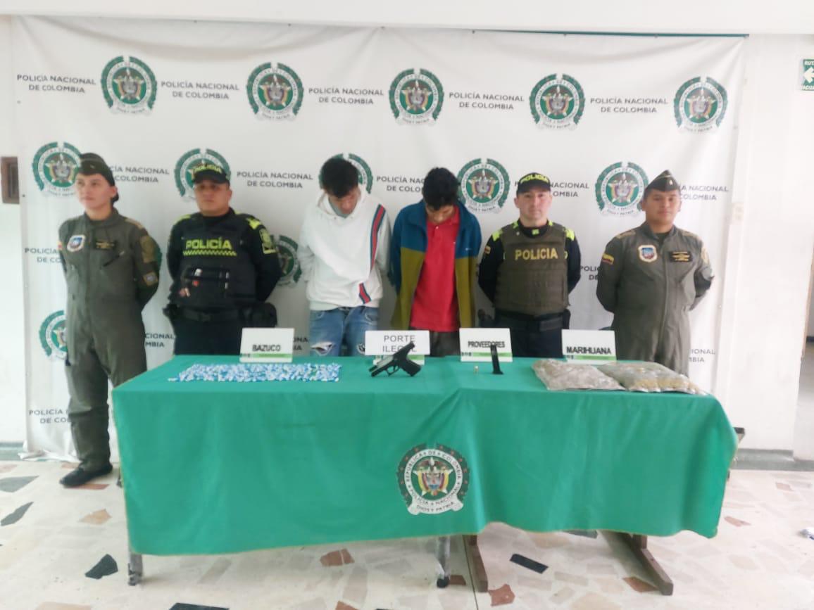 Capturados delincuentes que se hacían pasar por integrantes del Tren de Aragua para vender drogas en Bogotá. Foto: Policía de Bogotá.