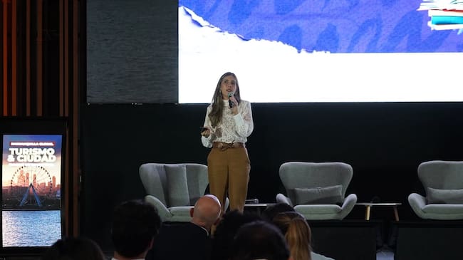 Juliana Velásquez, presidenta ejecutiva de ProAntioquia, hizo un repaso general del recorrido de Medellín de ser la ciudad más violenta del mundo a un referente de desarrollo en la región. | Foto: Caracol Radio