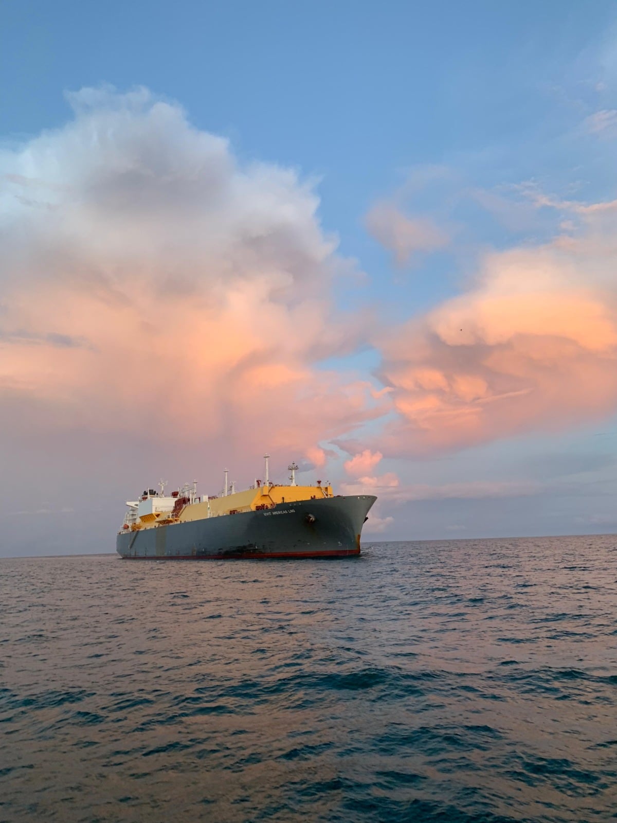 Embarcación con el Gas Natural Importado