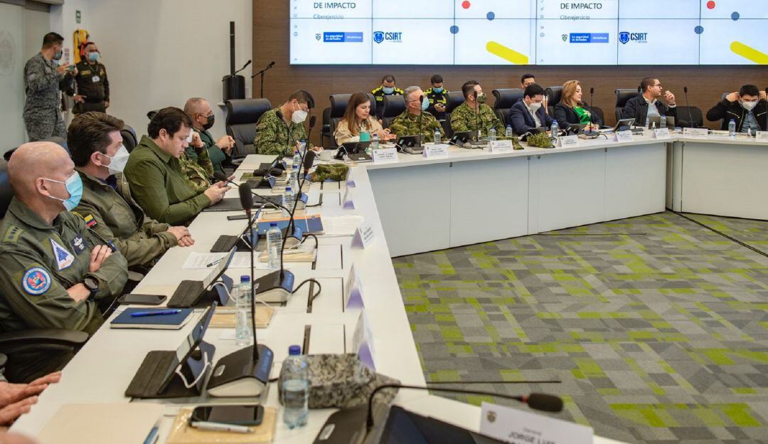Sala estratégica de la Policía Nacional en Bogotá. 