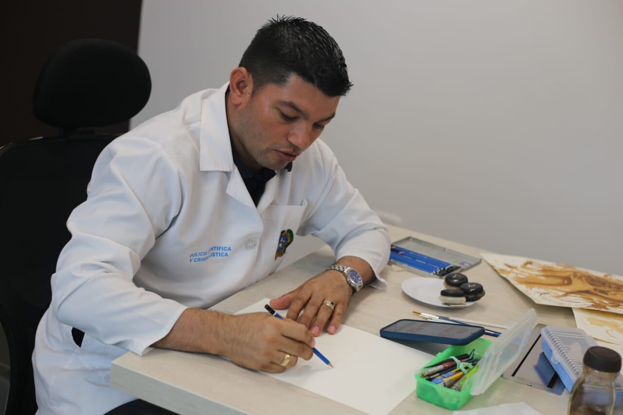 En sus manos está la verdad que resolverá los casos más enigmáticos de la criminalística, por fortuna este policía nació en el Huila y le sirve a los opitas.