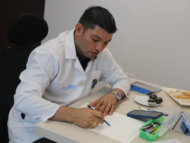 En sus manos está la verdad que resolverá los casos más enigmáticos de la criminalística, por fortuna este policía nació en el Huila y le sirve a los opitas.