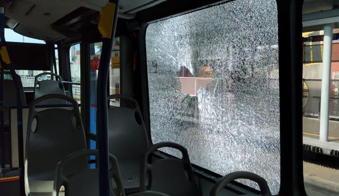 Estos actos de vandalismo al Sistema han dejado tres usuarios heridos (2 mujeres y 1 hombre) por las piedras y los vidrios. Las heridas han sido en sus rostros y comprometen sus ojos.