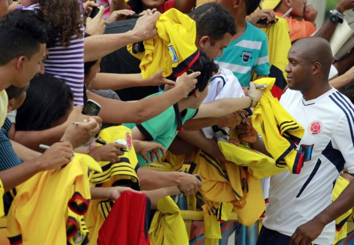 James Rodríguez, Aquivaldo Mosquera, Abel Aguilar entre otros firmaron autógrafos y se tomaron fotos a las afueras del hotel de concentración.