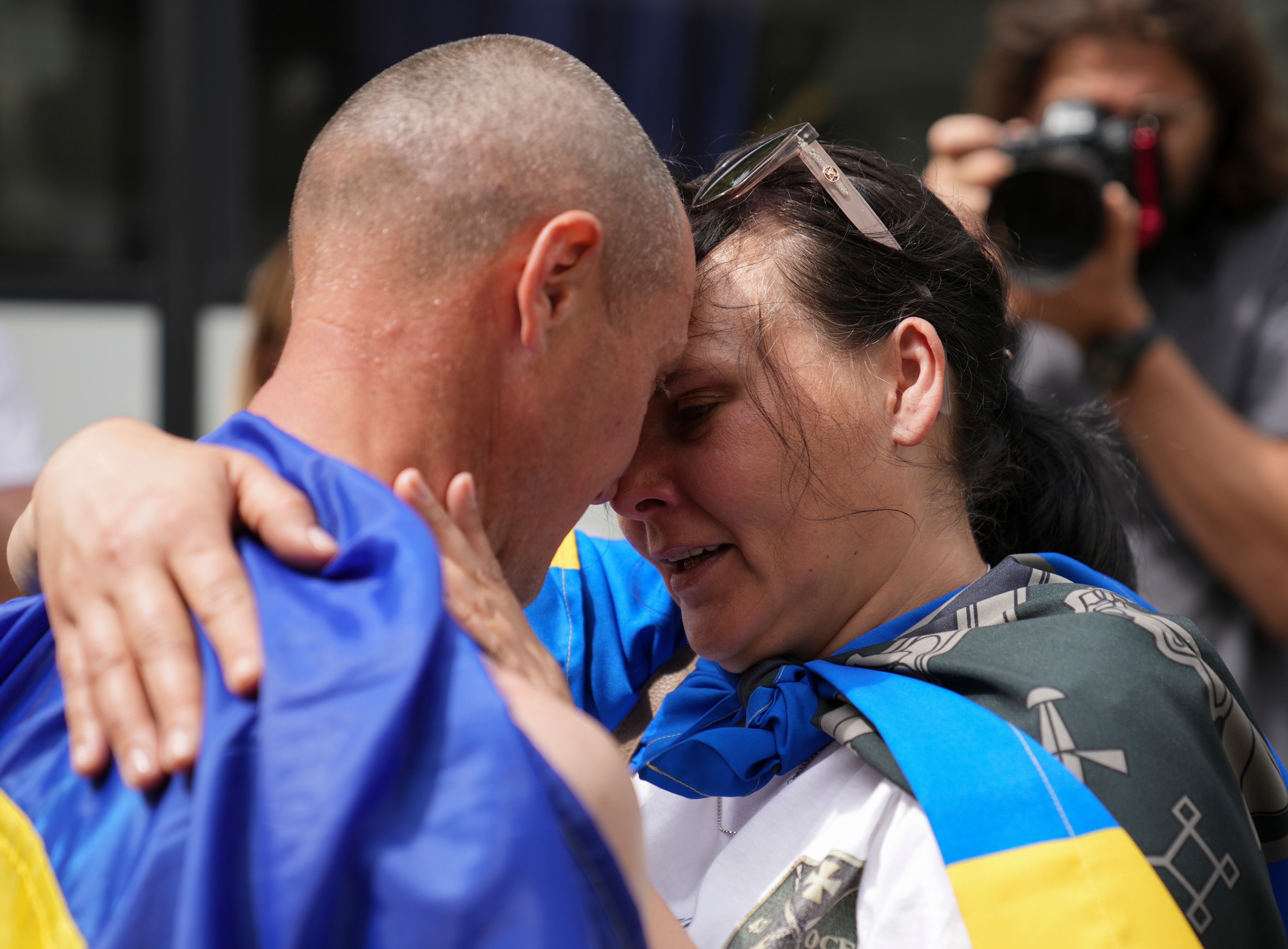 - (Ukraine), 25/05/2025.- Ukrainian servicemen meet with their relatives after they were released from Russian captivity, at an undisclosed location, Ukraine, 25 May 2025, amid the Russian invasion. In the third and last stage of the '1000-for-1000' exchange agreement, 303 Ukrainian servicemen were returned to Ukraine. The agreement was reached after recent Russia-Ukraine talks held in Turkey. (Rusia, Turquía, Ucrania) EFE/EPA/STRINGER