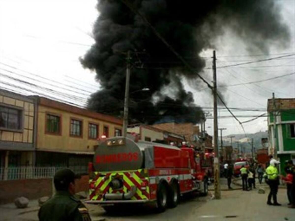 Incendio en Bosa por explosión de tractocamión
