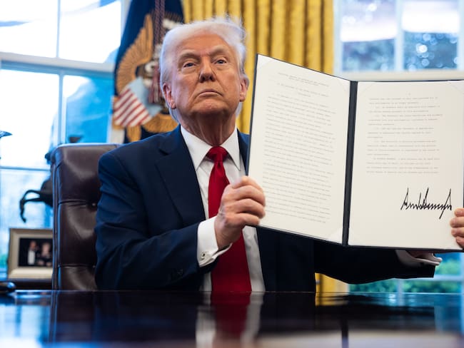 WASHINGTON (United States), 26/03/2025.- US President Donald Trump holds up an executive order on auto tariffs after signing it in the Oval Office at the White House in Washington, DC, USA, 26 March 2025. EFE/EPA/FRANCIS CHUNG / POOL