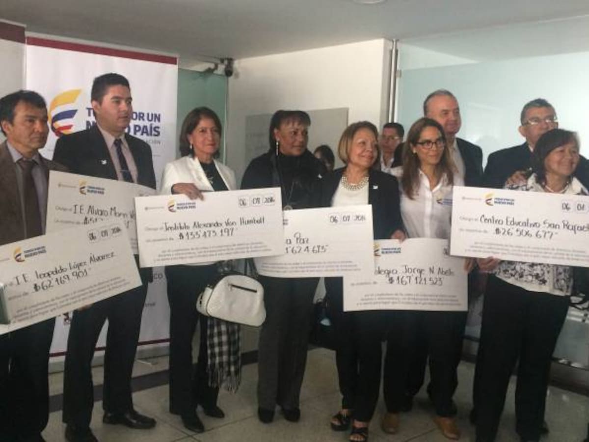 MinEducación entrega incentivos a los mejores nueve colegios oficiales del país