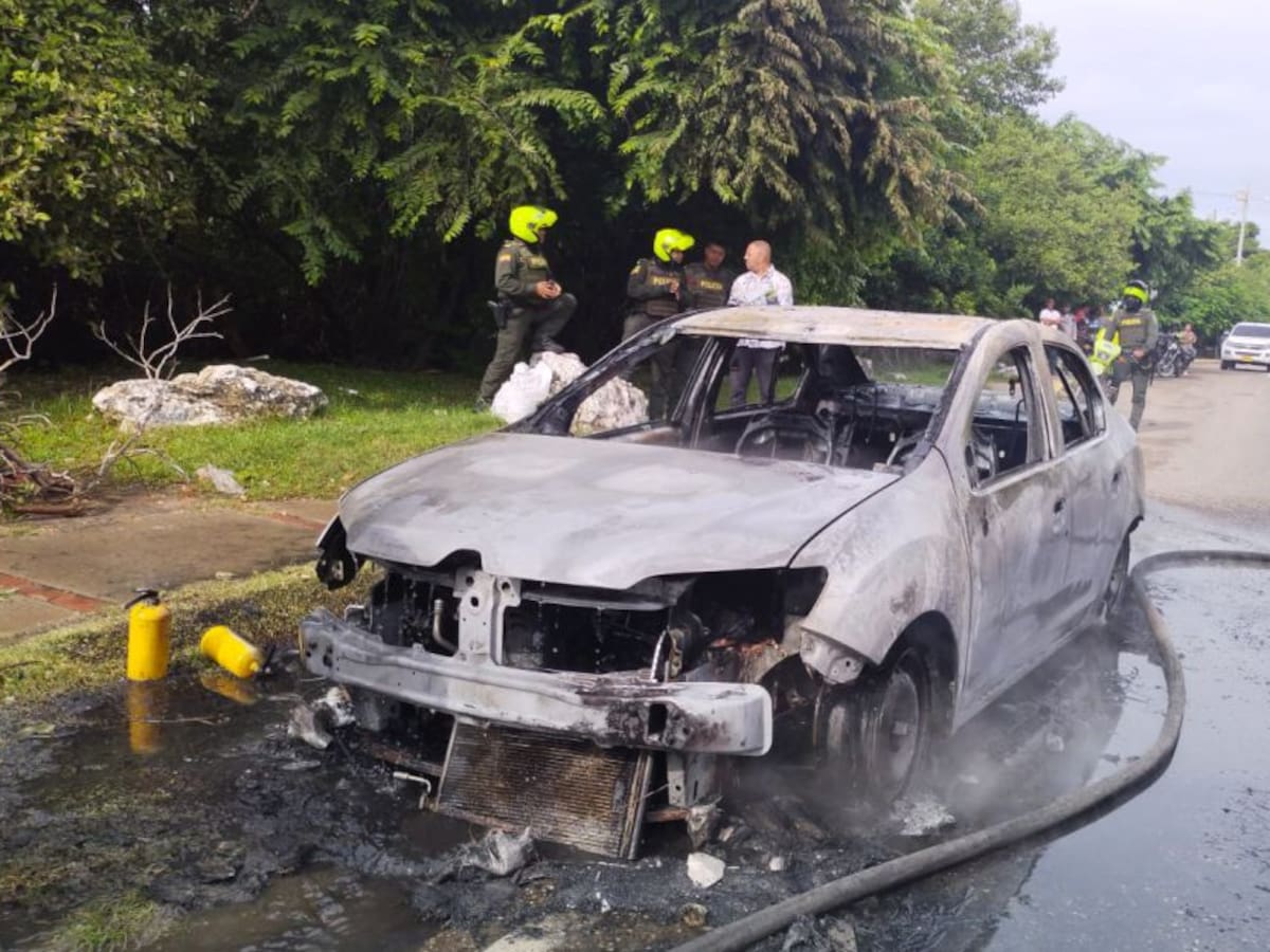 Incendio consumió vehículo en la avenida Santander de Cartagena