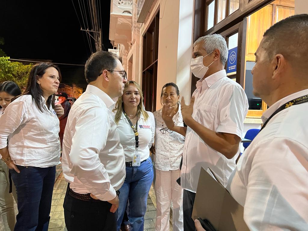 Francisco Barbosa Delgado en diálogo con funcionarios de la Fiscalía en Montería.